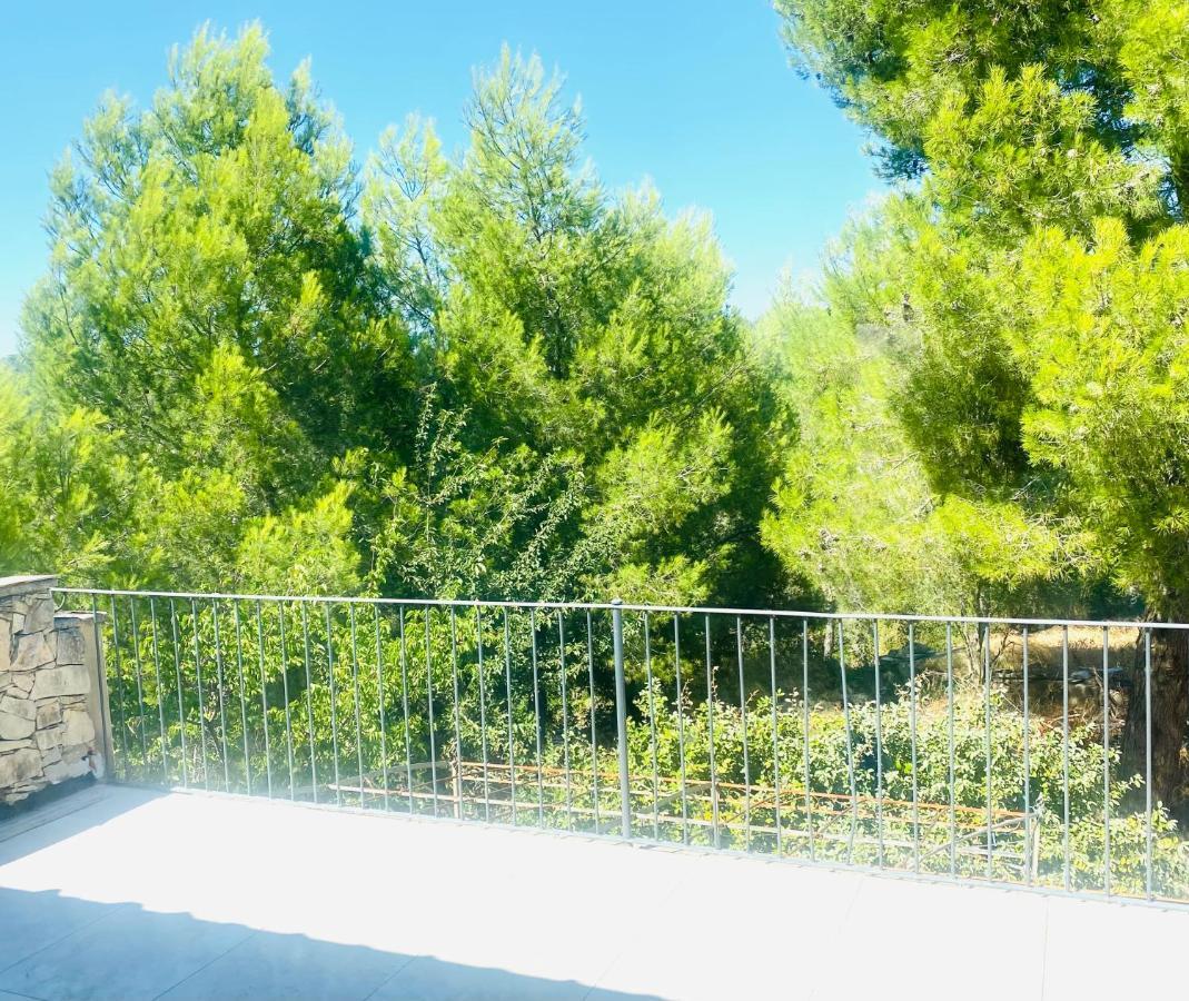 Villa Nimes Luaran gambar
