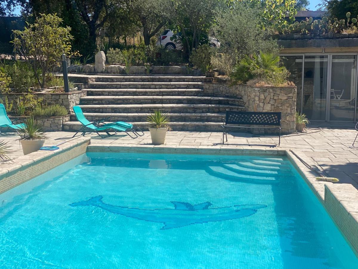 Villa Nimes Luaran gambar