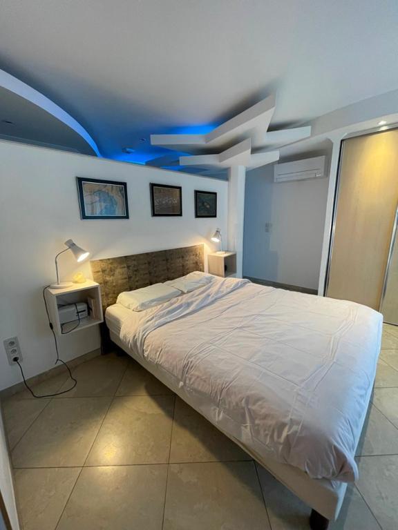 Villa Nimes Luaran gambar