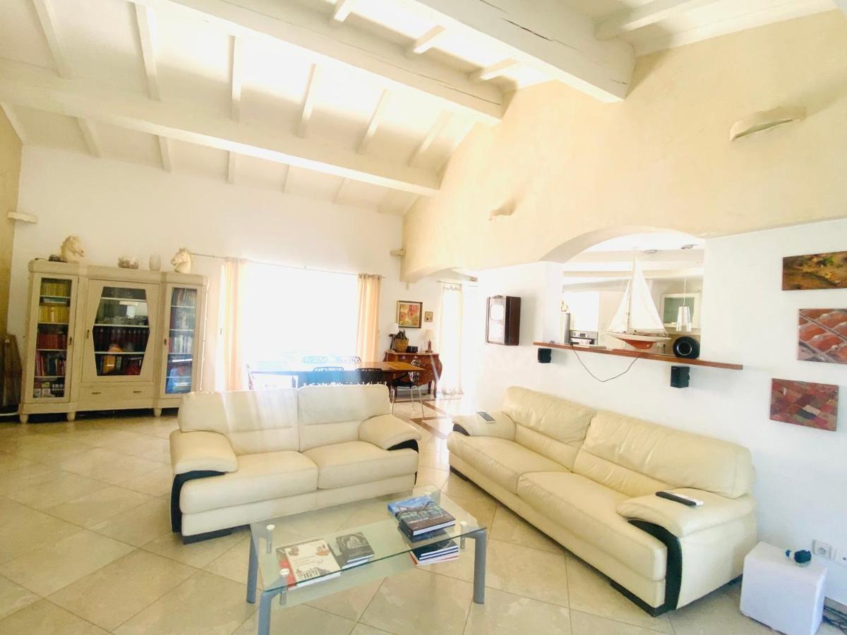 Villa Nimes Luaran gambar