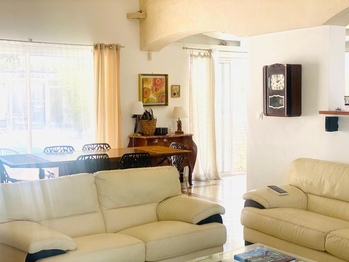 Villa Nimes Luaran gambar